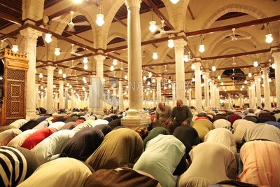 المصلين يصلون في المسجد ، ويؤدون صلاة الفريضة في المسجد ، والعبادة والتقرب إلى الله