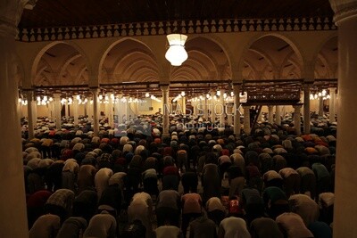 View from the back of the worshipers in the mosque, performing the obligatory prayer inside the mosque, reverence in prayer, performing the obligatory prayer in the mosque, worship and getting closer