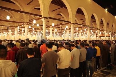 View from the back of the worshipers in the mosque, performing the obligatory prayer inside the mosque, reverence in prayer, performing the obligatory prayer in the mosque, worship and getting closer