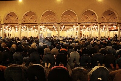 View from the back of the worshipers in the mosque, performing the obligatory prayer inside the mosque, reverence in prayer, performing the obligatory prayer in the mosque, worship and getting closer