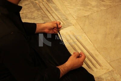 رجل في المسجد ، يصلي إلى الله ، يصلي على السجادة ، ويؤدي صلاة الفريضة في المسجد ، ويصلي ويقترب من الله