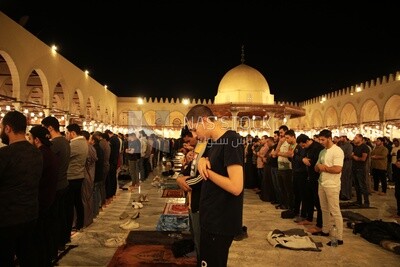 المصلين يصلون في المسجد ، ويؤدون صلاة الفريضة في المسجد ، والعبادة والتقرب إلى الله
