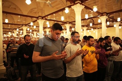 المصلين يصلون في المسجد ، ويؤدون صلاة الفريضة في المسجد ، والعبادة والتقرب إلى الله