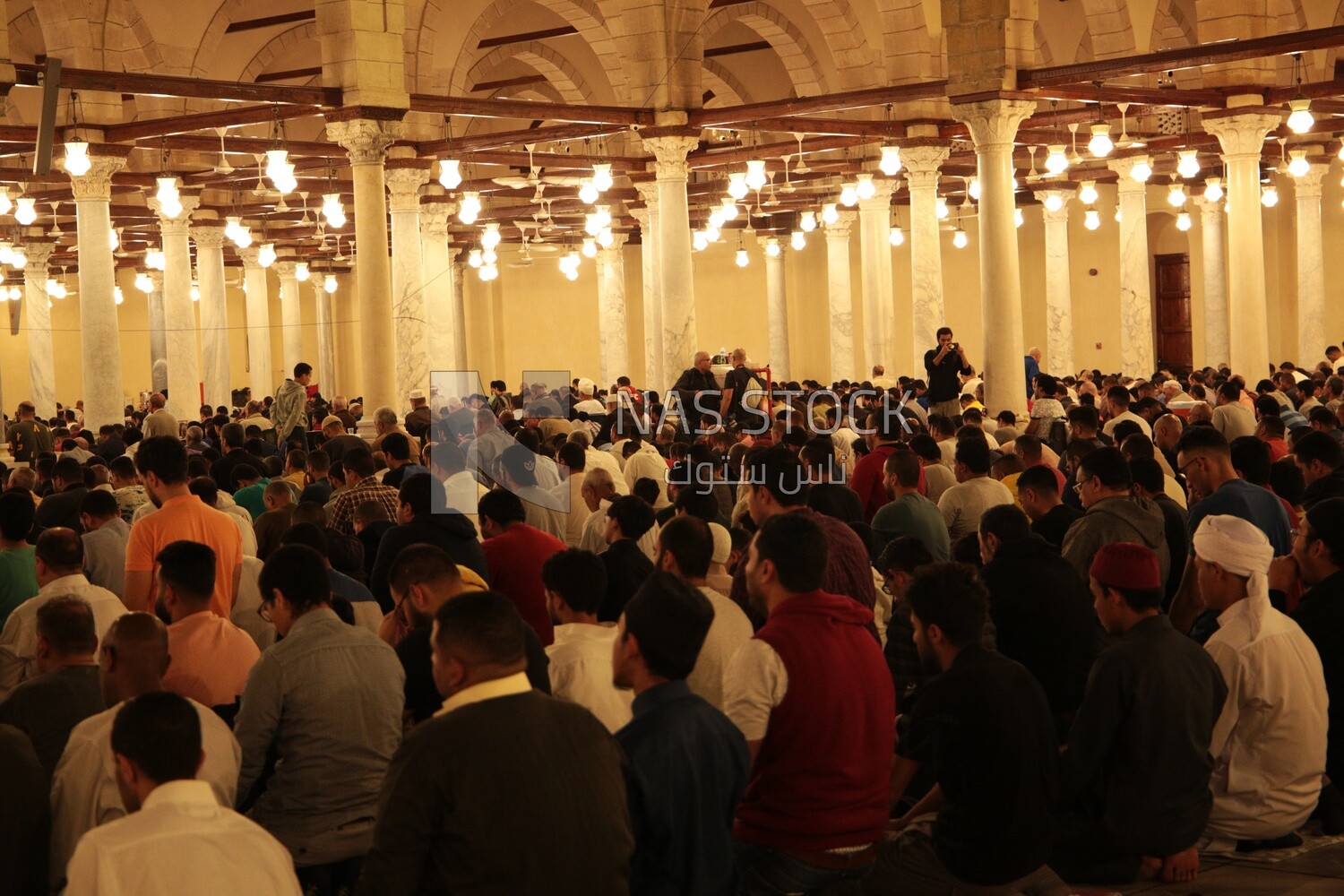 View from the back of the worshipers in the mosque, performing the obligatory prayer inside the mosque, reverence in prayer, performing the obligatory prayer in the mosque, worship and getting closer