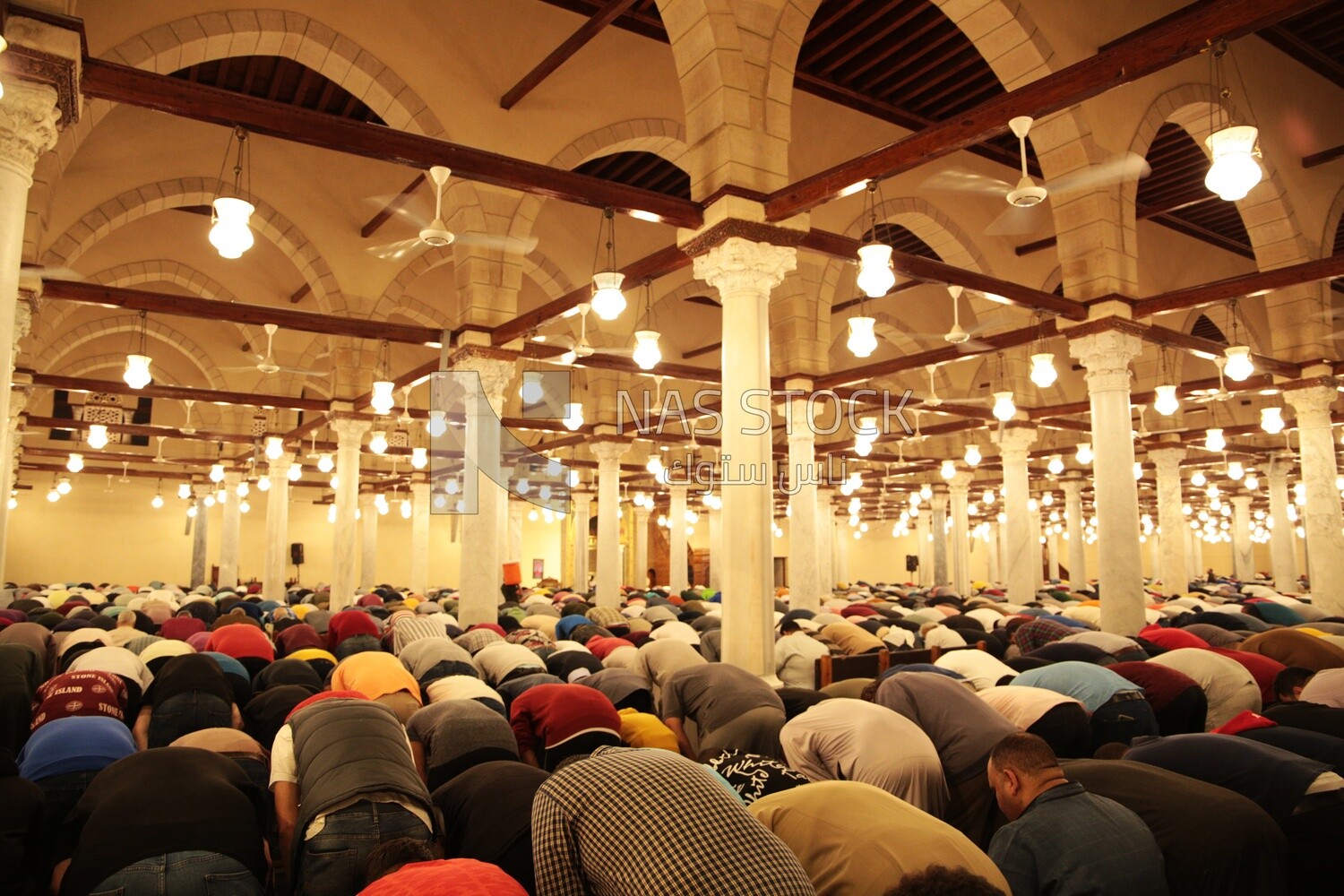 View from the back of the worshipers in the mosque, performing the obligatory prayer inside the mosque, reverence in prayer, performing the obligatory prayer in the mosque, worship and getting closer