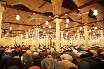 منظر من خلف المصلين في المسجد ، أداء الفريضة داخل المسجد ، الخشوع في الصلاة ، أداء الفريضة في المسجد ، العبادة ، التقرب إلى الله
