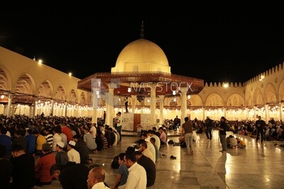 المصلين يصلون في المسجد ، ويؤدون صلاة الفريضة في المسجد ، والعبادة والتقرب إلى الله