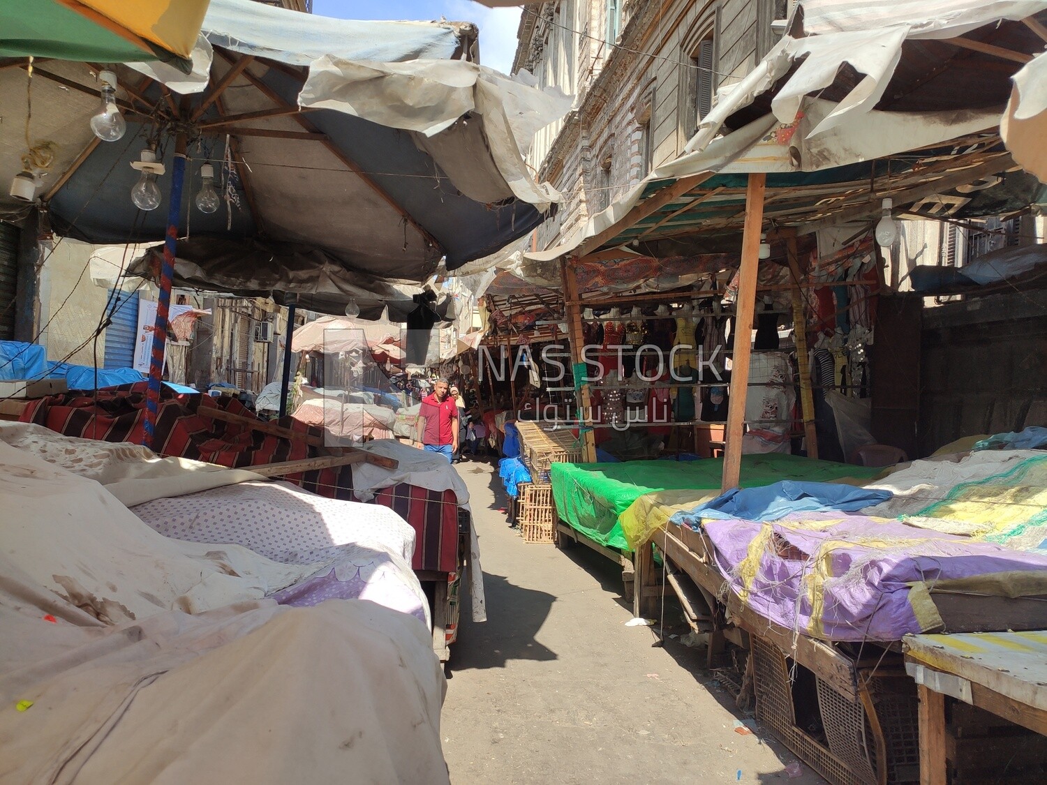 One of the streets in the Mansheya area is full of street vendors&#39; carts early in the morning