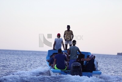 مجموعة من المصيفين يتجولون بالقارب , الجولات البحرية بالقارب , البحر الاحمر , شبة جزيرة سيناء , مصر