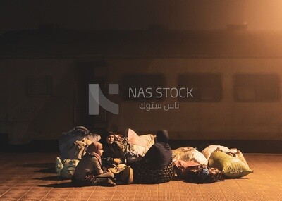 مجموعة من السيدات الريفيات يجلسن فى محطة القطار ينتظرن موعد القطار , اجواء ضبابية , شبورة