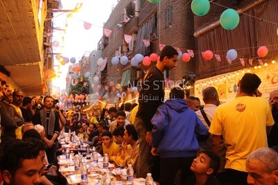 منظر لأهالي المطرية يتشاركون إفطارهم معًا في الشارع ، رمضان كريم ،  يستعدون للإفطار