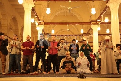 المصلين يصلون في المسجد ، ويؤدون صلاة الفريضة في المسجد ، والعبادة والتقرب إلى الله