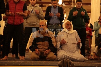 المصلين يصلون في المسجد ، ويؤدون صلاة الفريضة في المسجد ، والعبادة والتقرب إلى الله