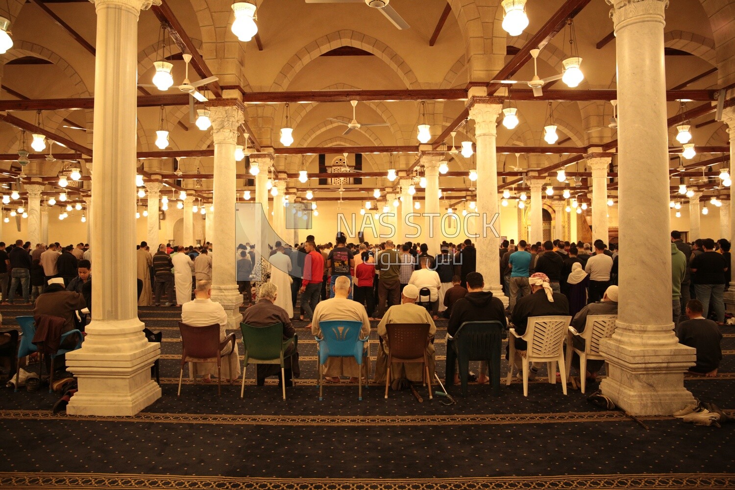 View from the back of the worshipers in the mosque, performing the obligatory prayer inside the mosque, reverence in prayer, performing the obligatory prayer in the mosque, worship and getting closer