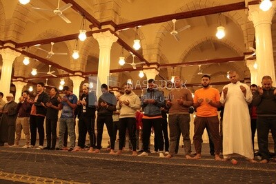 المصلين يصلون في المسجد ، ويؤدون صلاة الفريضة في المسجد ، والعبادة والتقرب إلى الله