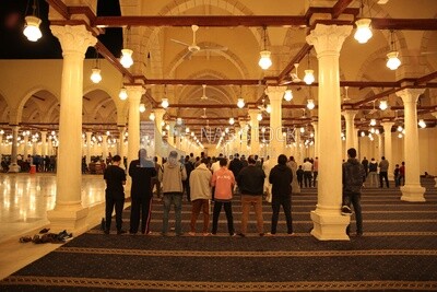 منظر من خلف المصلين في المسجد ، أداء الفريضة داخل المسجد ، الخشوع في الصلاة ، أداء الفريضة في المسجد ، العبادة ، التقرب إلى الله