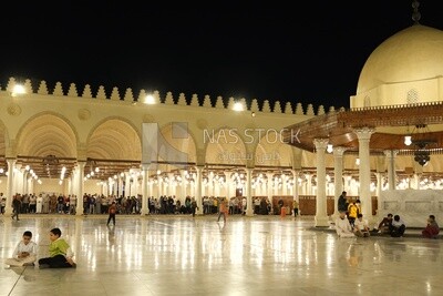 مسجد عمرو بن العاص ، يؤدي صلاة الفريضة في المسجد ، والعبادة والاقتراب من الله