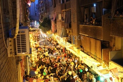 منظر لأهالي المطرية يتشاركون إفطارهم معًا في الشارع ، رمضان كريم ،  يستعدون للإفطار