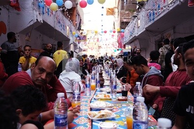 منظر لأهالي المطرية يتشاركون إفطارهم معًا في الشارع ، رمضان كريم ،  يستعدون للإفطار