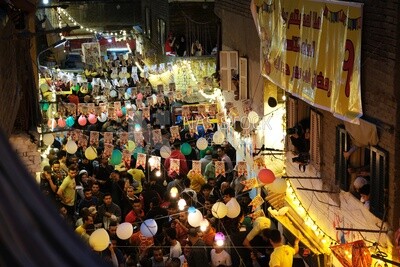 منظر لأهالي المطرية يتشاركون إفطارهم معًا في الشارع ، رمضان كريم ،  يستعدون للإفطار