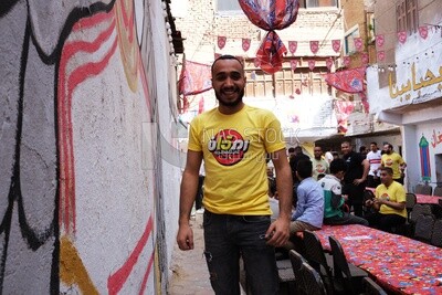 صورة لرجال ينظمون حفل إفطار المطرية ، رمضان كريم ، يعدون إفطارهم
