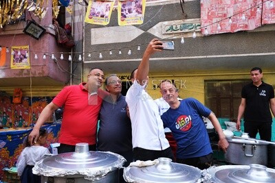 منظر لأهالي المطرية يتشاركون إفطارهم معًا في الشارع ، رمضان كريم ،  يستعدون للإفطار