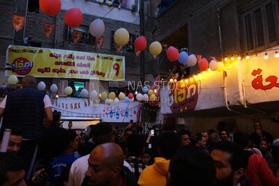 منظر لأهالي المطرية يتشاركون إفطارهم معًا في الشارع ، رمضان كريم ،  يستعدون للإفطار
