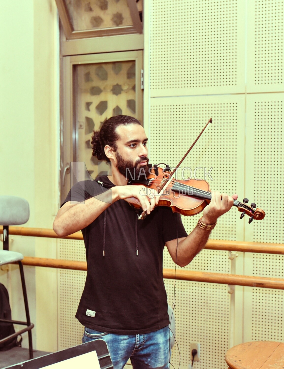 Man plays the violin