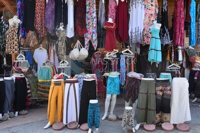 بازار لبيع الملابس فى السوق السياحى بمدينة دهب , شبة جزيرة سيناء , مصر