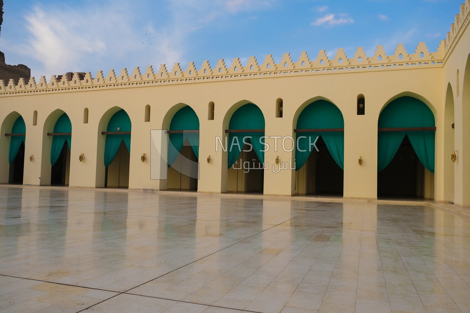 مسجد الحاكم بامر الله , يقع مسجد الحكيم في القاهرة ، مصر ، وهو معلم إسلامي تاريخي يشتهر بعظمته المعمارية وأهميته الروحية