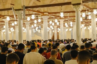 منظر من خلف المصلين في المسجد ، أداء الفريضة داخل المسجد ، الخشوع في الصلاة ، أداء الفريضة في المسجد ، العبادة ، التقرب إلى الله