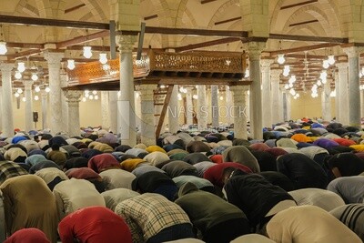 منظر من خلف المصلين في المسجد ، أداء الفريضة داخل المسجد ، الخشوع في الصلاة ، أداء الفريضة في المسجد ، العبادة ، التقرب إلى الله