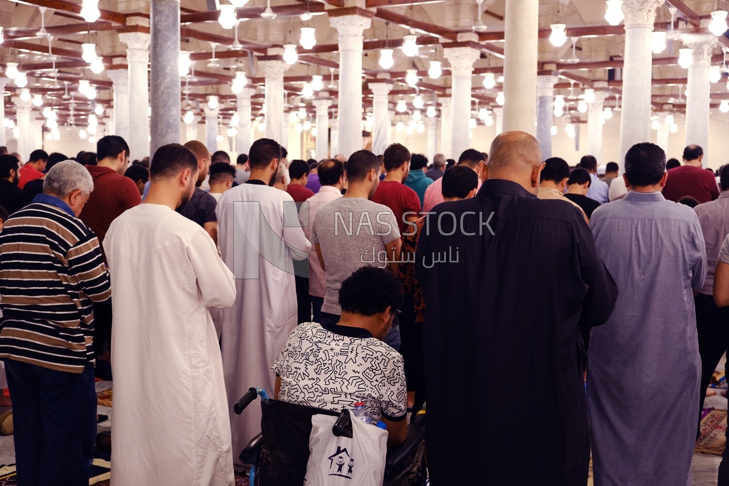 View from the back of the worshipers in the mosque, performing the obligatory prayer inside the mosque, reverence in prayer, performing the obligatory prayer in the mosque, worship and getting closer