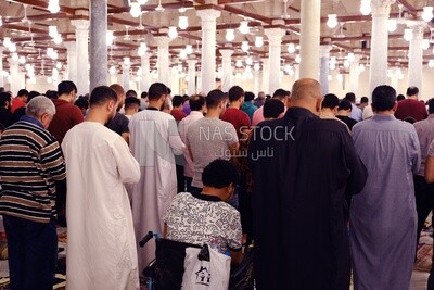 View from the back of the worshipers in the mosque, performing the obligatory prayer inside the mosque, reverence in prayer, performing the obligatory prayer in the mosque, worship and getting closer