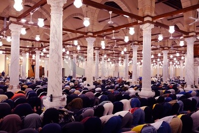 View from the back of the worshipers in the mosque, performing the obligatory prayer inside the mosque, reverence in prayer, performing the obligatory prayer in the mosque, worship and getting closer