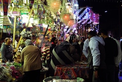 اشخاص في محل بالشارع يبيع فوانيس ، فوانيس معلقة ، للسيدة زينب ، رمضان كريم