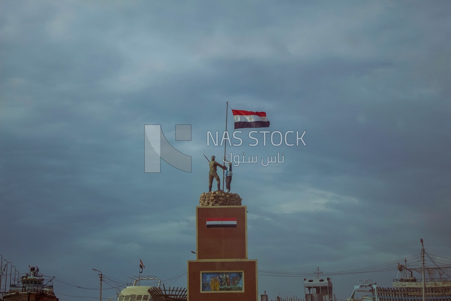 Statue of a soldier and a hunter holding the flag of Egypt