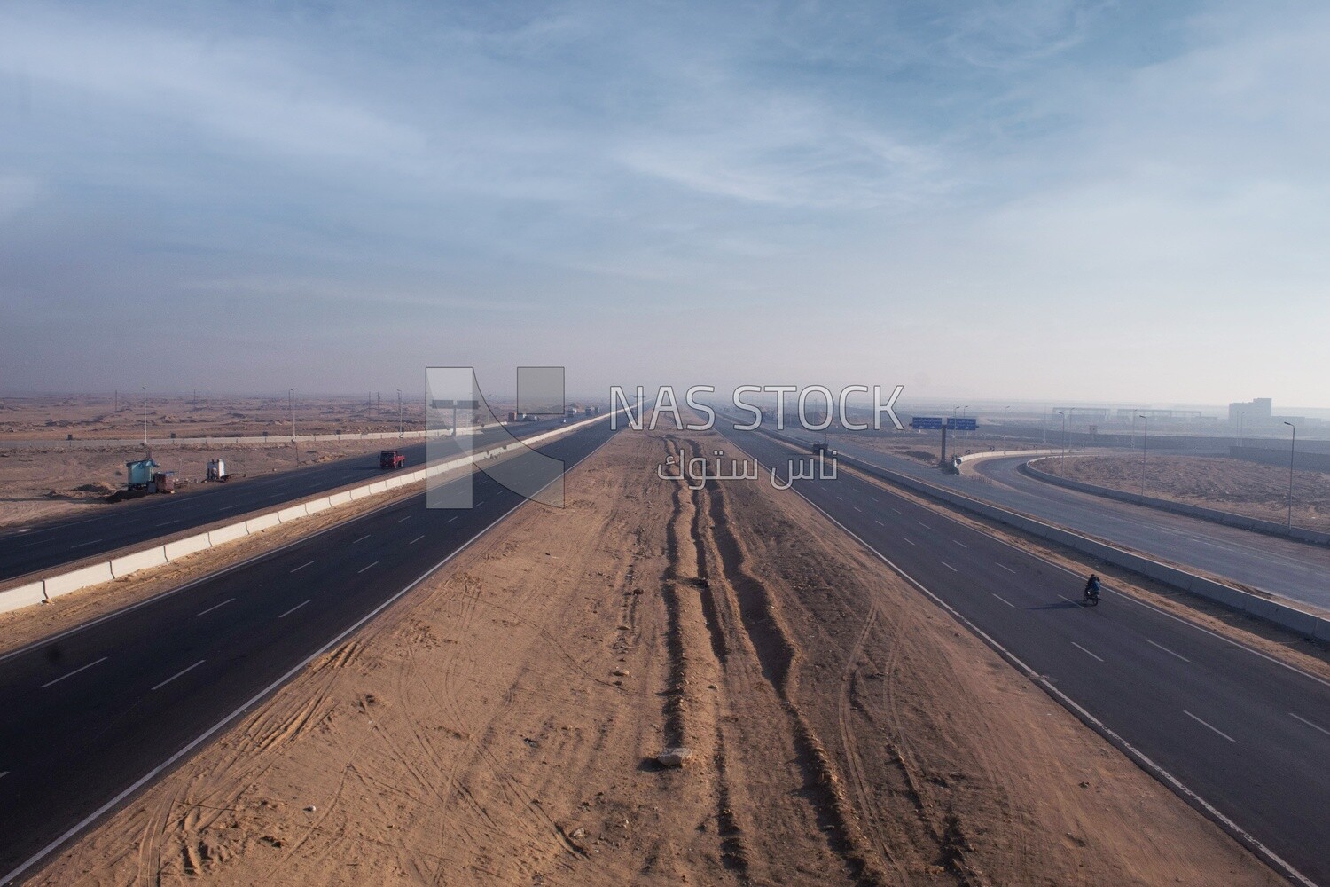 Picture showing the desert road clearly