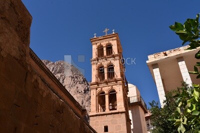 دير القديسة كاترين يقع في صحراء شبه جزيرة سيناء في مصر عند سفح جبل موسى