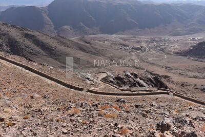 طريق ممهد بين جبال سيناء لسهولة الوصول الى دير سانت كاترين , مصر