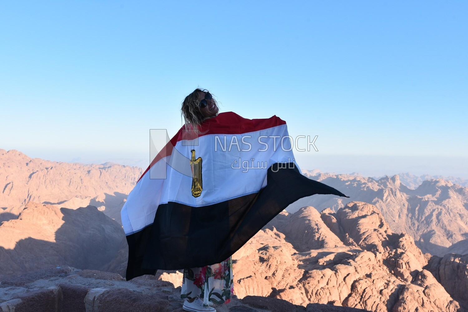 فتاة ترفع علم مصر فوق احدى قمم جبال شبة جزيرة سيناء, المناظر الجبلية الخلابة , مصر