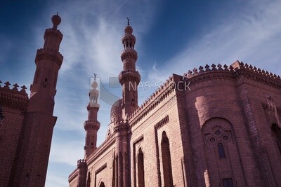 مسجد الرفاعي فى القاهرة , مصر ,مسجد الرفاعي هو أحد المساجد الأثريّة الشهيرة بالقاهرة. أمرت ببنائه خوشيار هانم والدة الخديوي إسماعيل سنة 1286هـ/1869م، وعهدت إلى حسين باشا فهمي بتنفيذ المشروع. في سنة 1298هـ/1880م أُوقفت عمارة المسجد، ثم توفيت خوشيار ها