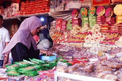 Woman puts the candies of the prophet Muhammad&#39;s birth on the box