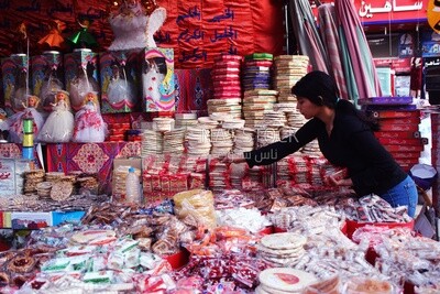 Girl chooses the candies of the prophet Muhammad&#39;s birth to buy it