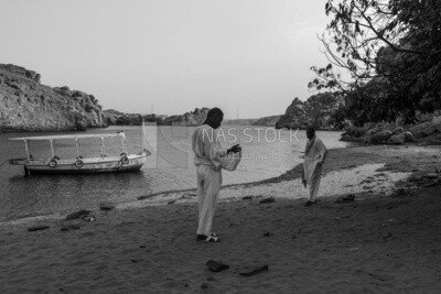 صورة بالابيض و الاسود للرجال من اسوان يرتدون اللباس النوبى يقفون على ضفة النيل , مدينة اسوان , مصر