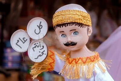 صورة مقربة لدمية المولد في الشارع، حلويات مصرية بمناسبة المولد النبوي الشريف