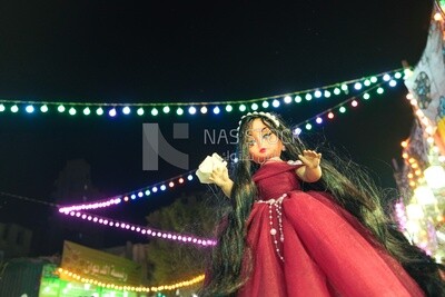 صورة مقربة لدمية المولد في الشارع، حلويات مصرية بمناسبة المولد النبوي الشريف