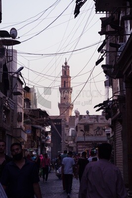 شارع المعز بالقاهرة , مئذنة مسجد المعز لدين الله الفاطمى ,شارع المعز هو طريق آسر وذات أهمية تاريخية يقع في قلب القاهرة ، مصر