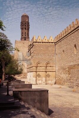 مسجد الحاكم بامر الله  , يقع مسجد الحكيم في القاهرة ، مصر ، وهو معلم إسلامي تاريخي يشتهر بعظمته المعمارية وأهميته الروحية.