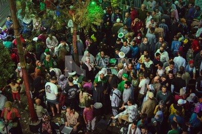 مجموعة من الناس يحتفلون بمولد فاطمة البنوي ,هي مناسبات للاحتفال الديني بيوم مولد أو وفاة ولي من الأولياء الصالحين، والغرض من هذه الاحتفالات تكريم صاحبها وليس البكاء عليه.